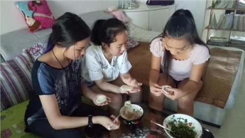 營員們開心地學起了包餃子