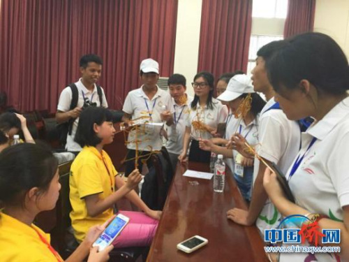 圖為營(yíng)員們學(xué)做中國(guó)糖畫?！≠囈伶?攝