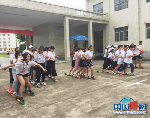 圖為營(yíng)員們開(kāi)展戶外拓展活動(dòng)?！≠囈伶?攝