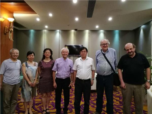 王華主任與埃爾韋(右一)、貝爾納(右二)、伊馮(右四)等三位法國科學(xué)院院士及中法高級人才交流協(xié)會會長邵暉(左三)合影