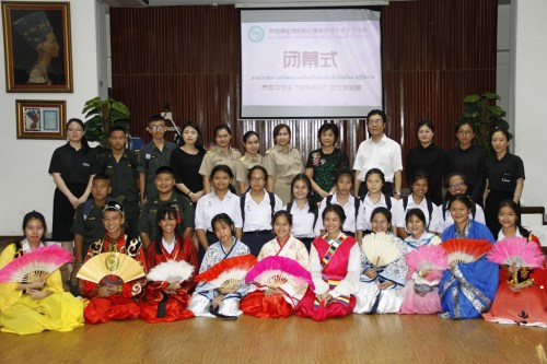 參加文化體驗營成果展示的學(xué)生與教師合影。