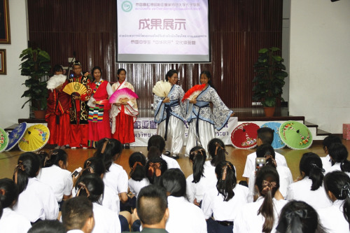 學(xué)生們展現(xiàn)中國文化風(fēng)采。