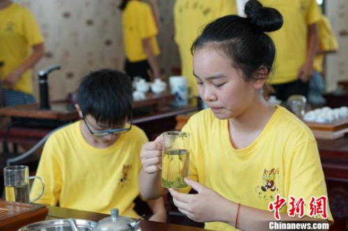 品嘗自己沏的茶，感覺就是不一樣。　孫權 攝