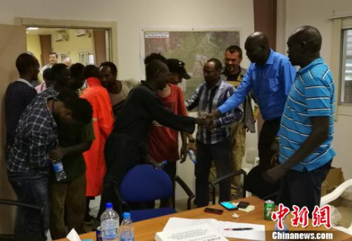 圖為：平安獲救的人質(zhì)喜極而泣。浙江省公安廳供圖