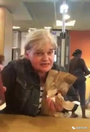 進行言語歧視的老太太（美國中文網(wǎng)）