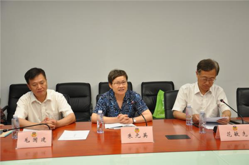 昆山市政協(xié)副主席朱元英(中)，副調研員花敏先(右)，港澳臺僑委員會主任毛國建(左)出席會議