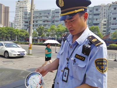 鹿城區(qū)綜合行政執(zhí)法局五馬中隊(duì)隊(duì)員周宏文。 夏婕妤 攝