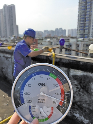 燃?xì)鈾z修員在樓頂搶修管道。 金葉 攝