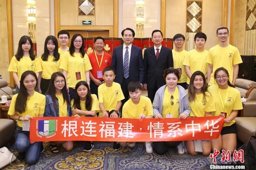 7月26日，國務院僑務辦公室副主任譚天星在北京會見加拿大華裔青少年“中國尋根之旅”夏令營全體營員。 <a target='_blank' >中新社</a>記者 韓海丹 攝