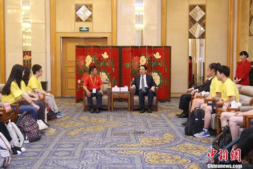 7月26日，國務院僑務辦公室副主任譚天星在北京會見加拿大華裔青少年“中國尋根之旅”夏令營全體營員。 <a target='_blank' >中新社</a>記者 韓海丹 攝