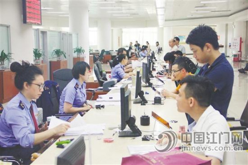 “多證合一”改革大幅提高政府審批效率，大大降低企業(yè)辦事成本。陳絲柳 攝