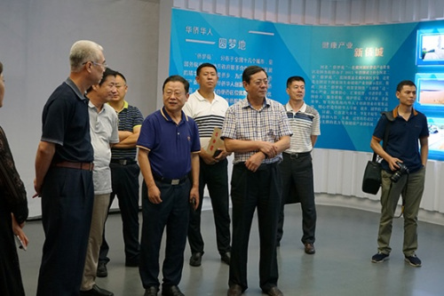 圖為張強聽取僑夢苑介紹