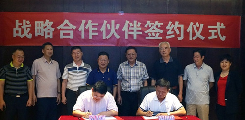 圖為河北 “僑夢苑”與市僑商會簽訂戰(zhàn)略合作協議