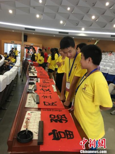 不少營(yíng)員對(duì)寫毛筆字興趣盎然?！⌒领o 攝