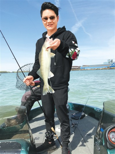 賀鵬在加拿大領(lǐng)略到了和國(guó)內(nèi)不一樣的交通規(guī)則。在加拿大，如果車主因有急事變道加塞車輛的話，大家一般都會(huì)謙讓。而且，很少人有“路怒癥”。圖為賀鵬在加拿大底特律河留影。