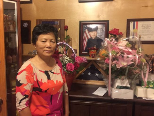劉文健母親站在劉文健遺照前。（美國《世界日報》/黃伊奕 攝）