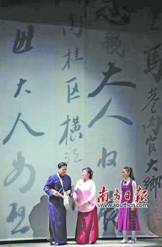 《風(fēng)雨僑批》的舞臺(tái)布景充滿僑批元素。受訪者供圖