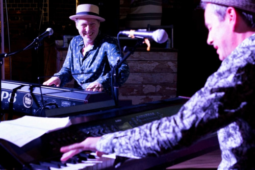 精彩的斗琴表演。（英國華聞網(wǎng)）