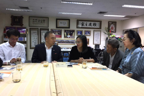 賈益民與泰國留學中國大學校友總會主席羅鐵英等座談交流