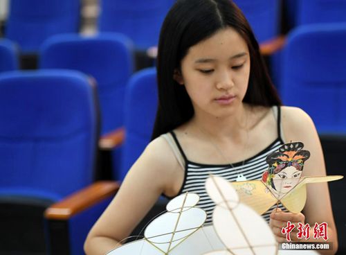 7月26日，一名學生觀看由云南非物質(zhì)文化遺產(chǎn)“滇派風箏”第四代傳承人戴永慶制作的滇派風箏。