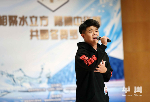 7月27日，巴西賽區(qū)的詹強在2017年“文化中國·水立方杯”海外華人中文歌曲大賽初賽現(xiàn)場演唱歌曲《趁早》。(圖片來自華輿 卞正鋒 攝)