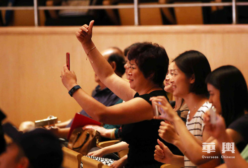 7月27日，英國選手澎博的母親(右三)在2017年“文化中國·水立方杯”海外華人中文歌曲大賽初賽現(xiàn)場為其加油打氣。(圖片來自華輿 卞正鋒攝)