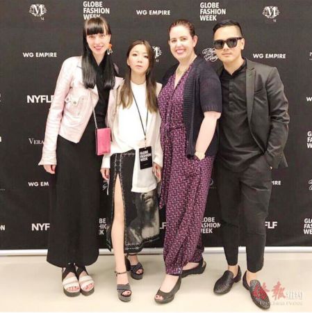 在許燕妮的時裝首秀上Parsons高層到場支持。（美國《僑報》/許燕妮供圖）