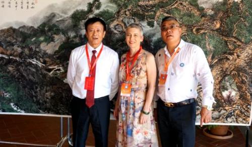 意大利前國家眾議院議長、意大利北方聯(lián)盟黨主要負(fù)責(zé)人艾琳·皮維蒂(Irene Pevetti)參觀海峽兩岸書畫名家藝術(shù)交流展。（意大利歐聯(lián)通訊社）