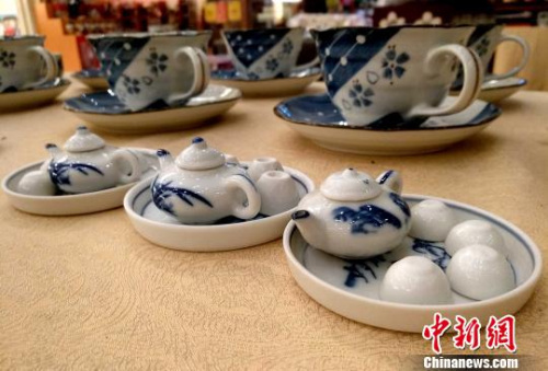迷你“茶具”的茶壺、茶杯和茶盤都是用泥土燒制而成，和正常茶具一樣，能裝水倒水?！埍?攝
