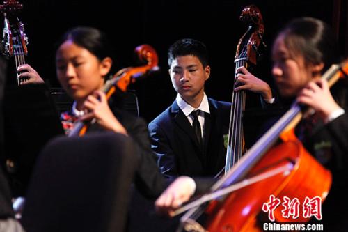 圖為浙江的小演奏家們演奏東西方名曲。<a target='_blank' >中新社</a>記者 余瑞冬 攝