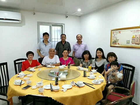 盧聯(lián)金父女和親人相聚。(圖片來(lái)自受訪(fǎng)者)