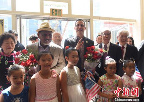 當(dāng)?shù)貢r(shí)間7月29日上午，美國加州洛杉磯市市長賈塞提(后排居中者)來到中國城，標(biāo)準(zhǔn)的中文“你好”發(fā)音博得大家掌聲。南加州華人社團(tuán)羅省中華會館共同主席馬培道(后排右二)說，這是羅省中華會館成立128年來洛杉磯在任市長首次到訪，共商如何改進(jìn)華埠建設(shè)。 <a target='_blank' >中新社</a>記者 張朔 攝