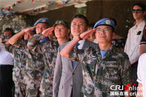 赴黎維和部隊指揮長黃云（右一）與黎巴嫩使館領(lǐng)導(dǎo)向國旗敬禮或行注目禮。攝影：張一夫