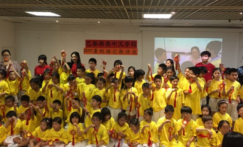 匯報(bào)演出后全體師生合影。（法國(guó)《歐洲時(shí)報(bào)》/步瀟瀟 攝）