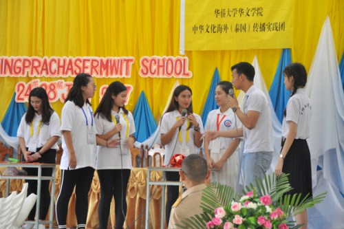 實(shí)踐隊(duì)員表演小品《留學(xué)中國(guó)》 實(shí)踐隊(duì)員表演小品《留學(xué)中國(guó)》