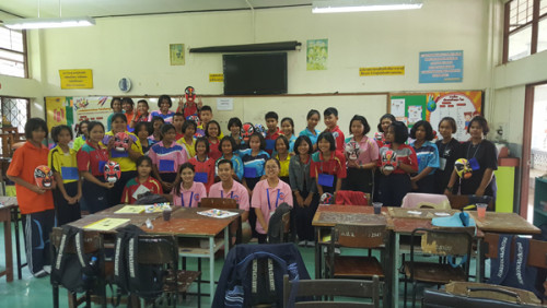 學(xué)生們學(xué)習(xí)繪制中國(guó)臉譜 學(xué)生們學(xué)習(xí)繪制中國(guó)臉譜