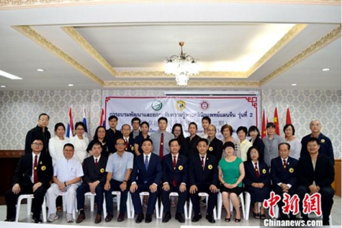 7月31日，2017年泰國卓越中醫(yī)師培訓(xùn)項(xiàng)目在曼谷舉行學(xué)員結(jié)業(yè)儀式，來自泰國各地的近40名執(zhí)業(yè)中醫(yī)師參加了此次為期6天的培訓(xùn)。圖為部分學(xué)員與教師合影。<a target='_blank' >中新社</a>記者 秋岑 攝