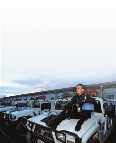 2017年6月17日，中國第五支赴利比里亞維和警察防暴隊士官譚全揚(yáng)在當(dāng)?shù)貓?zhí)勤。