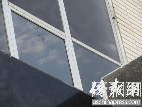 門上方的玻璃窗上的彈孔(美國《僑報》/翁羽 攝)