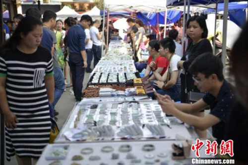 圖為翡翠市場攤點?！⑷疥?攝