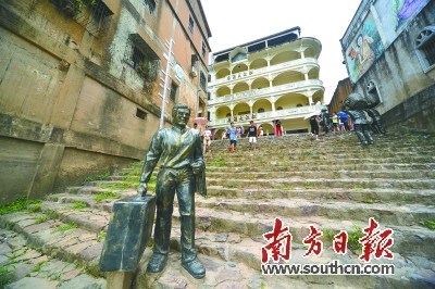 如今，人們用雕塑重現(xiàn)了當(dāng)年客家人背井離鄉(xiāng)，向外遷徙的情景。圖為松口鎮(zhèn)火船碼頭。何森垚 攝