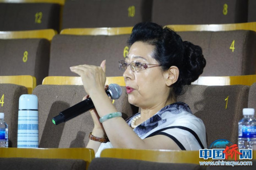 評(píng)委關(guān)牧村點(diǎn)評(píng)。馬秀秀 攝