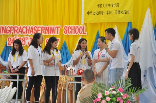 泰國留學(xué)生為當(dāng)?shù)匦W(xué)生表演小品《留學(xué)中國》。