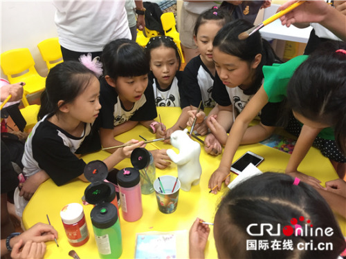 熊貓小記者與新加坡小朋友共同為大熊貓塑像涂色 熊貓小記者與新加坡小朋友共同為大熊貓塑像涂色