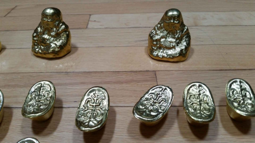 兩名華人男子用來(lái)行騙的假金元寶和佛像。（美國(guó)《世界日?qǐng)?bào)》/受害人提供）