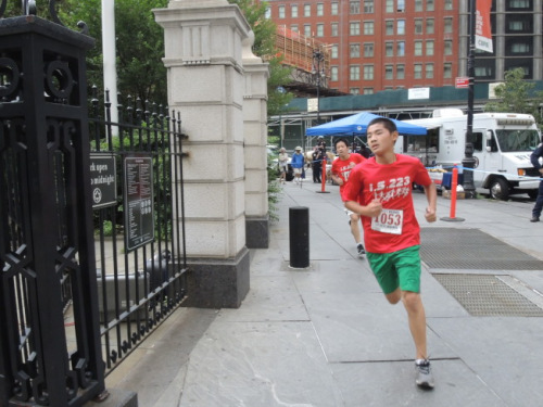 布魯克林223初中學(xué)生在隊伍中非常耀眼。(美國《世界日報》/俞姝含 攝)