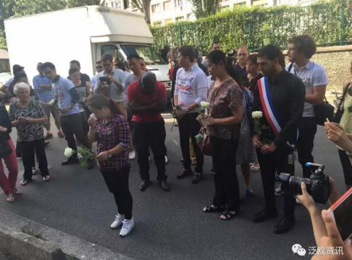 當(dāng)?shù)厝A人悼念。(法國《歐洲僑報》微信公眾號)
