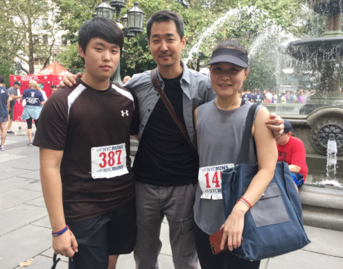 張燕豪(左)和媽媽(右)攜手跑完全程。(美國《世界日報》/俞姝含 攝)