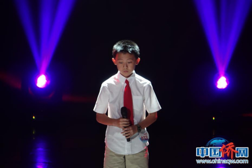 圖為選手彭踐凡演唱《當(dāng)你老了》。中國僑網(wǎng) 馬秀秀 攝