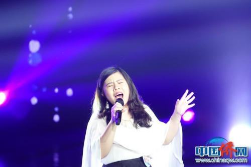 圖為選手張優(yōu)嫣演唱《不同凡響》。中國僑網(wǎng) 馬秀秀 攝
